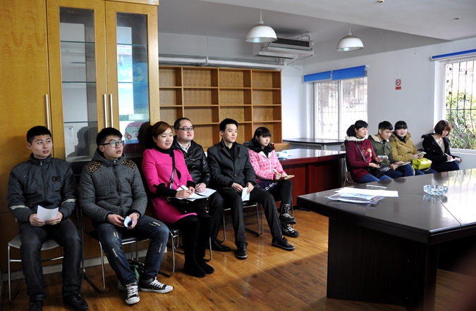 偉晨公司新進(jìn)員工認(rèn)真參加培訓(xùn)