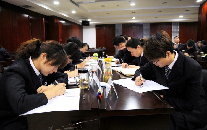 學(xué)員認(rèn)真完成課堂互動(dòng)練習(xí)