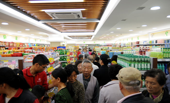 日用百貨區消費者選購商品