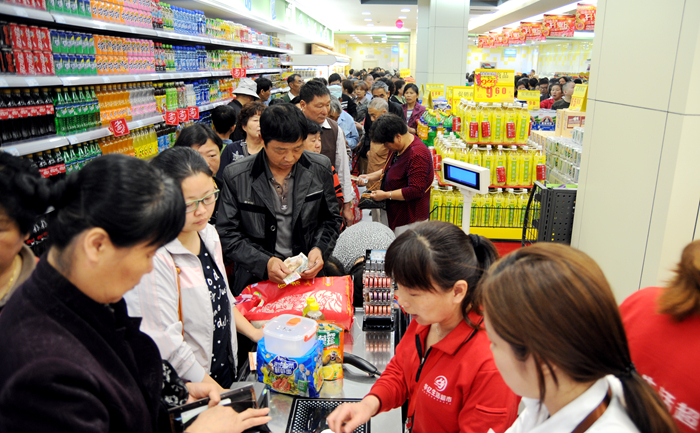 收銀臺排起了付款長龍