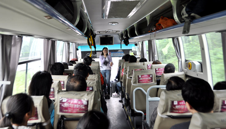 導游通過豐富多彩的互動游戲讓枯燥的車程變得趣味十足