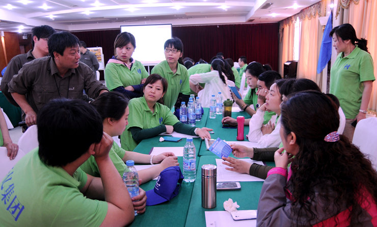 “沙漠掘金”游戲中學(xué)員仔細(xì)聆聽(tīng)教練講解規(guī)則