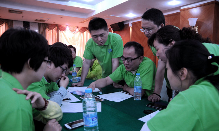 團(tuán)隊(duì)成員之間認(rèn)真研討良策