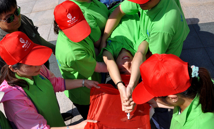 高難度寫(xiě)作姿勢(shì)需要團(tuán)隊(duì)一起共同完成