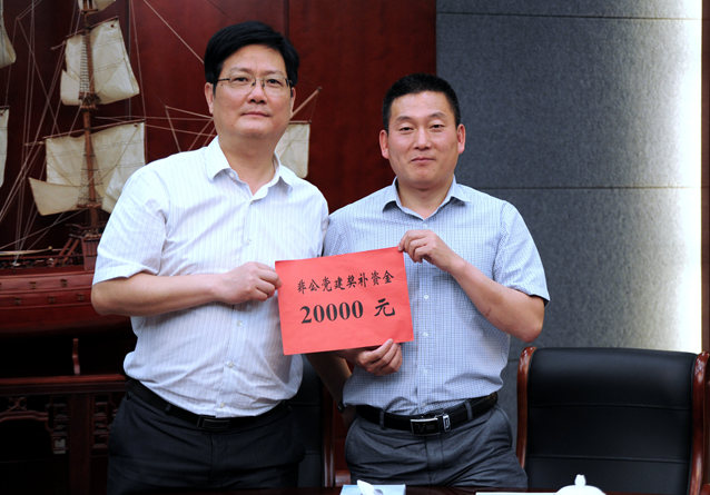 朱本三帶來了省委組織部向華億集團黨委發(fā)放20000元的黨建獎補資金