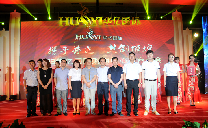 百貨、餐飲特業類品牌代表簽約合影