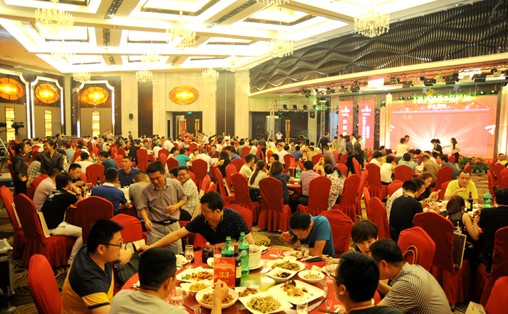 來賓們舉杯相慶,共同為阜陽華億國際的美好未來祝福