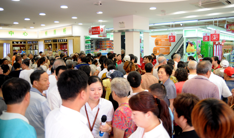 顧客涌進超市等待搶購特價商品