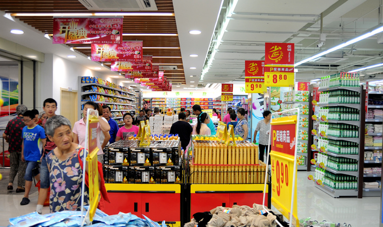 顧客選購日用百貨