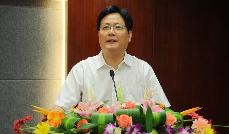 安徽華億集團(tuán)黨委書(shū)記副總裁陳愛(ài)國(guó)發(fā)言