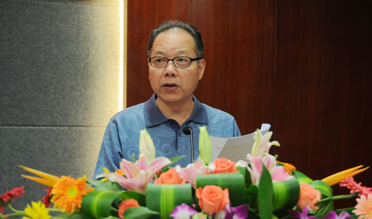 市關(guān)工委常務(wù)副主任鮑華明發(fā)言