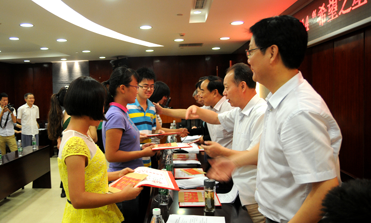 領導為獲獎學生頒發獎金和證書