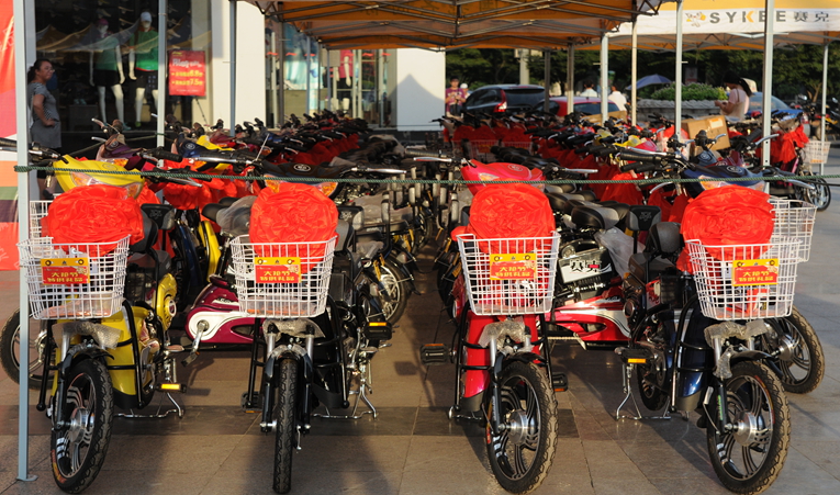 2013年華億國(guó)際“大搶節(jié)”電動(dòng)車整齊擺放