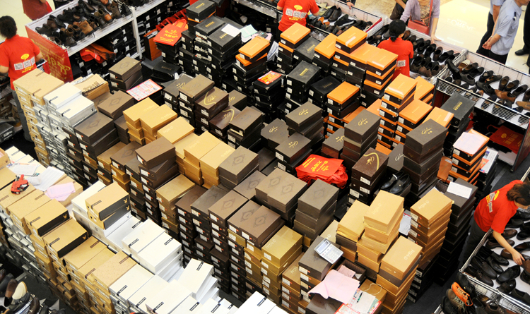 “大搶節”貨品堆積如山