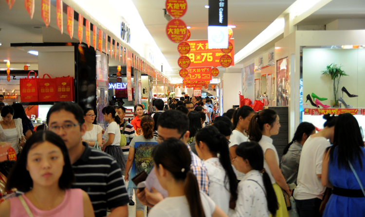 “大搶節”期間商場內人流如潮