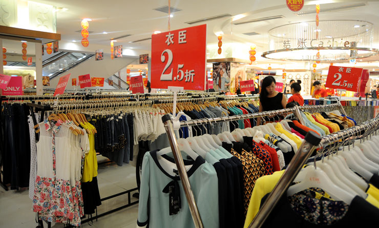 “大搶節”特價服飾備貨足