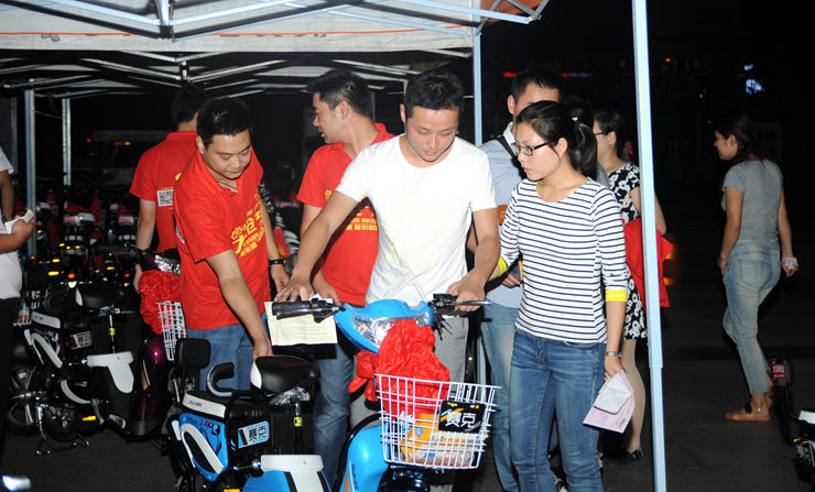 華億國際工作人員將電動車交給顧客