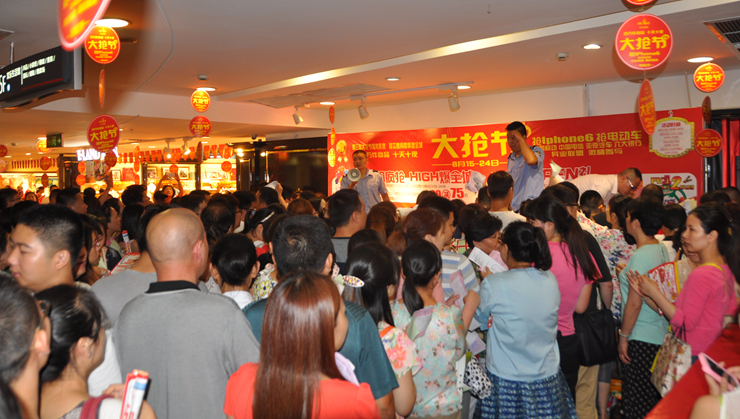 工作人員不得已站在桌子上維持秩序