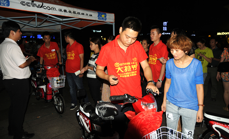 華億國際工作人員將電動車交給顧客