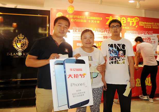 搶到iPhone6手機的顧客開心合影