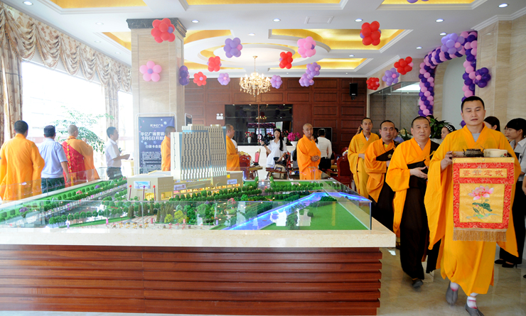 九華山法師們?yōu)榉辈A億廣場(chǎng)營(yíng)銷(xiāo)中心開(kāi)光祈福