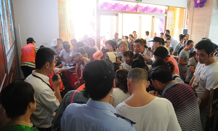 繁昌市民排隊(duì)辦理VIP會(huì)員卡