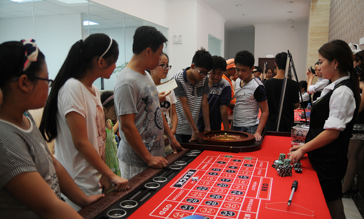 市民在營(yíng)銷(xiāo)中心感受“競(jìng)猜游戲”刺激與狂歡