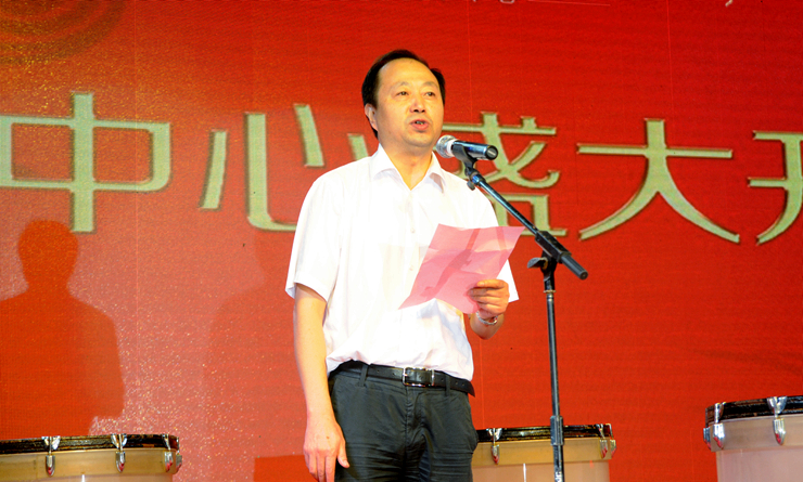 華億集團(tuán)副總裁、華億置業(yè)公司總工程師杜先松上臺(tái)致辭