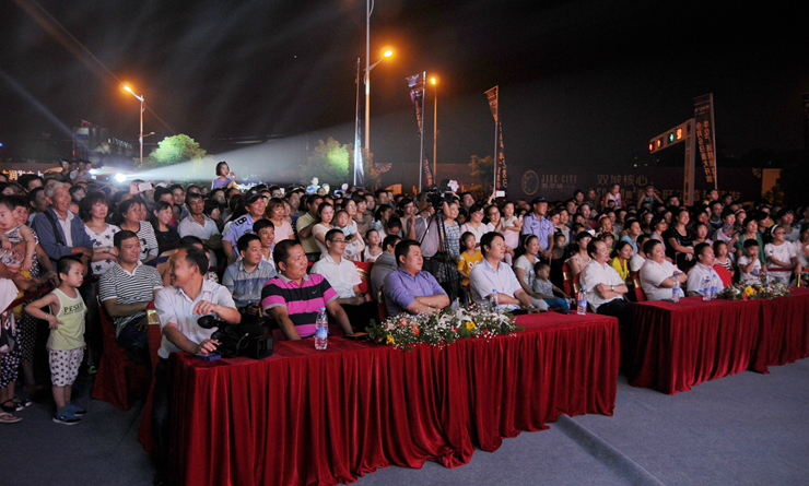 精彩的文藝演出吸引眾多市民觀看