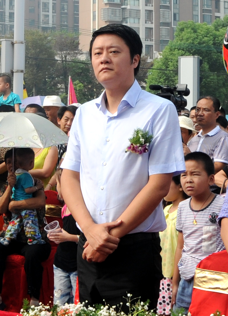 華億集團(tuán)總裁項(xiàng)領(lǐng)出席營(yíng)銷(xiāo)中心開(kāi)放儀式