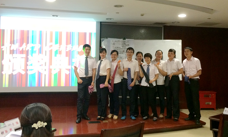 培訓結束后給優勝小組頒發紀念獎品