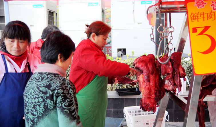 工作人員現(xiàn)場(chǎng)為顧客分割牛肉