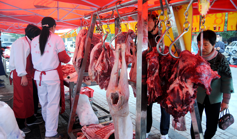 現(xiàn)場(chǎng)分解切割消費(fèi)者買的放心