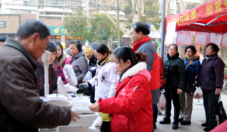 消費者排隊等待付款