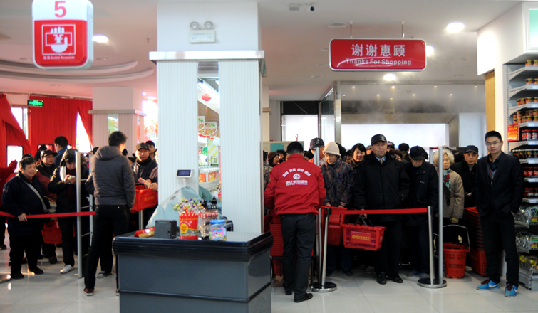 消費(fèi)者等待進(jìn)入華億生活超市民生路中心菜市場(chǎng)店購(gòu)物