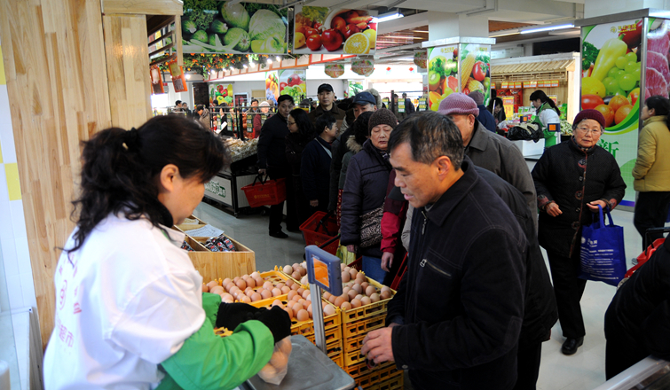 居民排隊(duì)購(gòu)買特價(jià)雞蛋