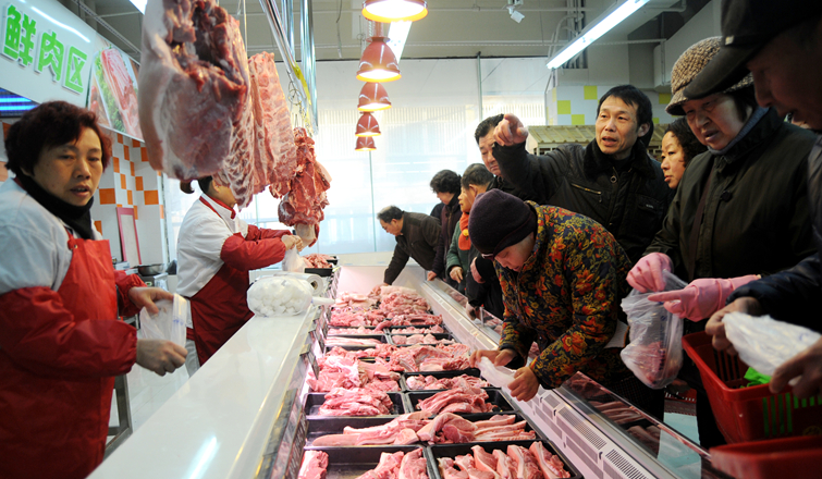 消費(fèi)者選購(gòu)新鮮肉品