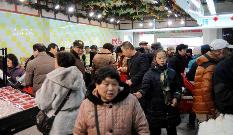 生鮮區(qū)消費(fèi)者絡(luò)繹不絕