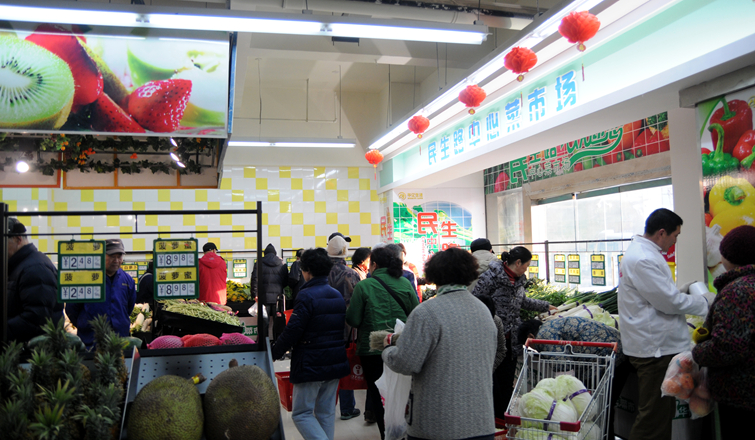 生鮮區(qū)消費(fèi)者絡(luò)繹不絕