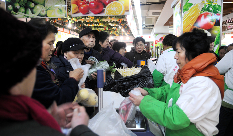 消費(fèi)者排隊(duì)稱重