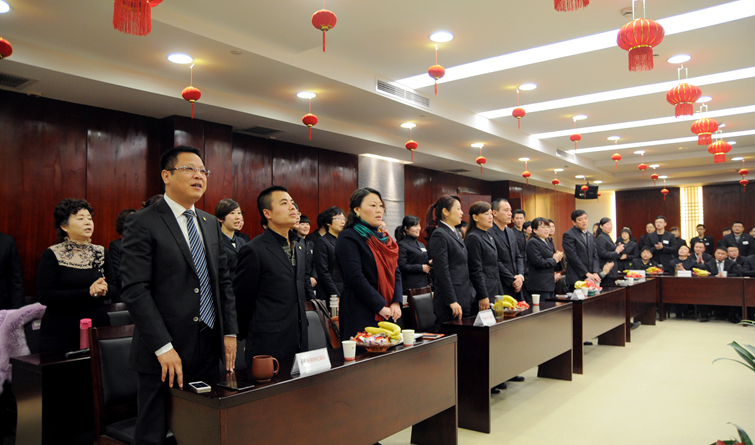 華億國際團隊在團拜會上合唱歌曲