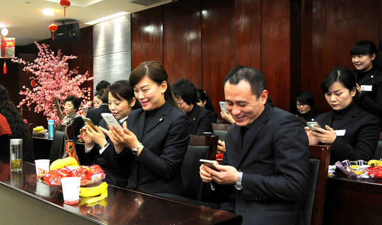 參會代表開心搶紅包