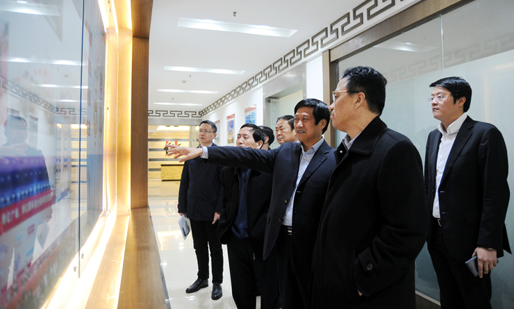 項(xiàng)義水董事長(zhǎng)向童懷偉副主席一行介紹華億集團(tuán)發(fā)展歷程