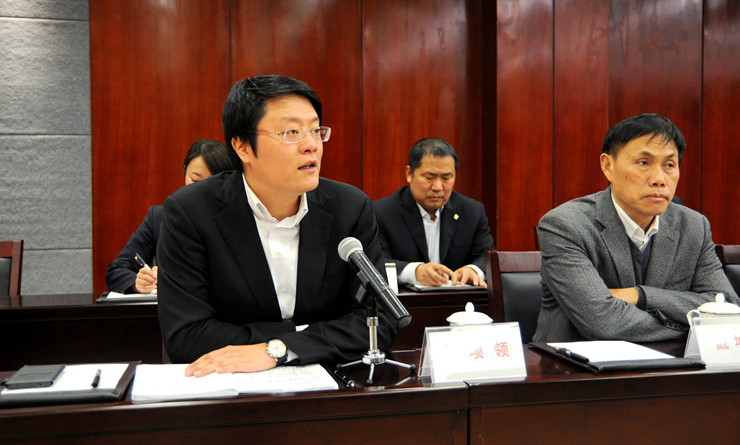 項(xiàng)領(lǐng)總裁向童懷偉副主席一行作匯報(bào)