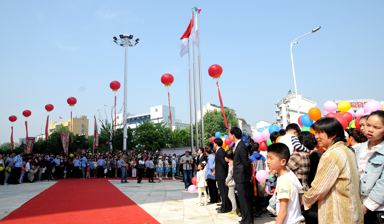 五星紅旗和華億司旗迎風飄揚