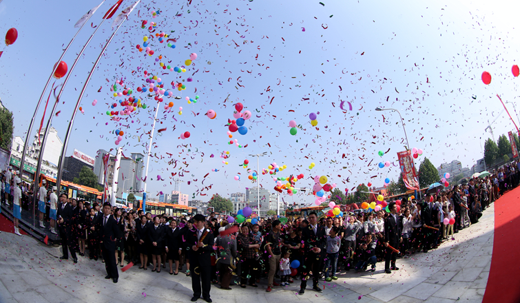 開業儀式現場禮花齊放、彩球齊飛