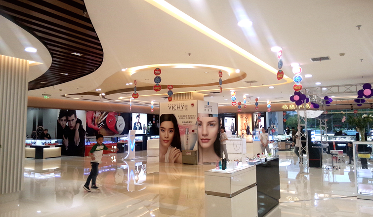 調整升級后,華億國際購物中心更具國際風范