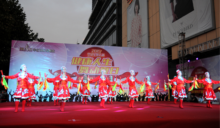 大媽們在舞臺上翩翩起舞充滿精神活力