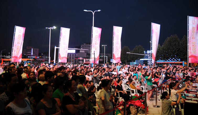 華億國際星隆店廣場舞大賽吸引眾多市民圍觀