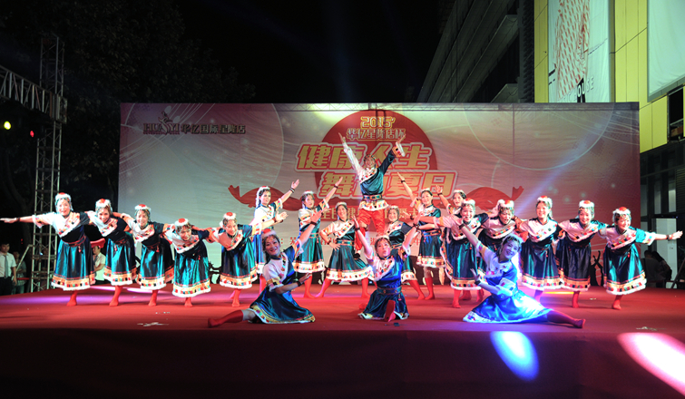 表演結尾大媽們擺出高難度的造型